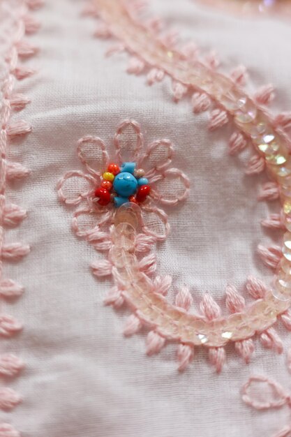 Ručná vyšívaná látka s pastelovými motívmi